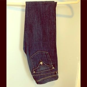 Mid rise skinny jean with pockets on back